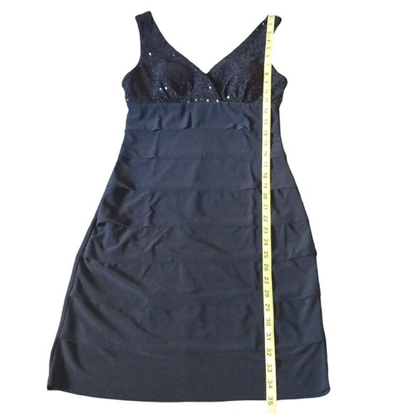 WOMEN'S BLACK COCKTAIL V-NECK DRESS WITH SEQUIN DETAILS SIZE 9/10 JUNIORS - Picture 11 of 12
